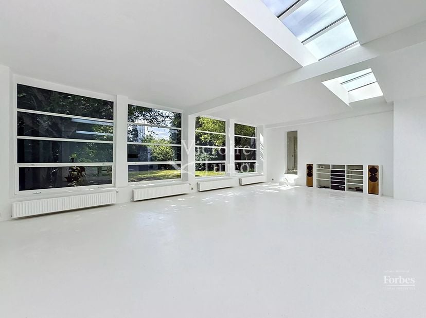 Bien présenté par Mike Doolaeghe - Tél. : +32 471 65 85 85 - E-mail : mike.doolaeghe@victoire.be<br />
Victoire Junot vous propose ce splendide loft d