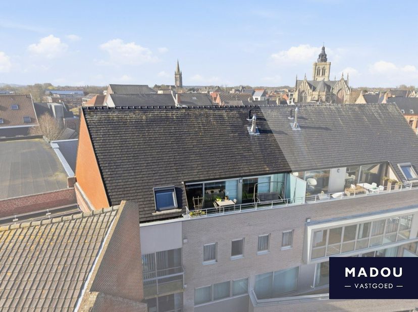 ROYAAL en STRALEND WONEN IN HARTJE POPERINGE: Bijzonder uitnodigend duplex-dakappartement op de 3de verdieping met 4 slaapkamers, 2 badkamers en 2 RUI