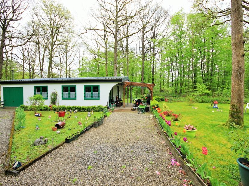A vendre, bâtiment en VIAGER OCCUPE !<br />
<br />
Situé dans le domaine du Bois de Roly, ce chalet est d’une superficie de 70m², érigé sur un terra