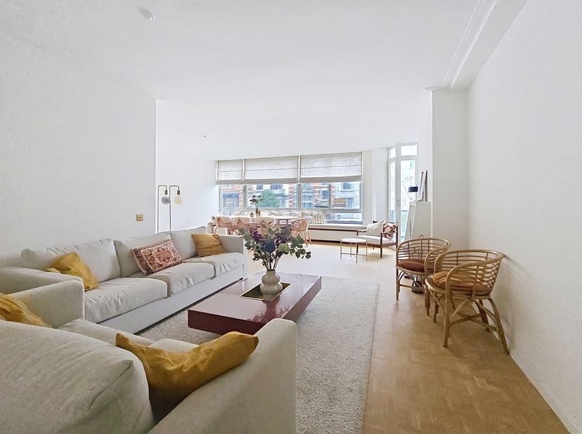 Ixelles – Quartier Jardin du Roy: Situé dans l’un des secteurs les plus prisés, ce lumineux appartement développe ±160 m² et offre une atmosphère chal