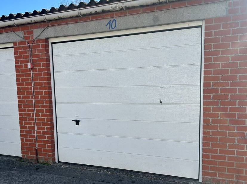 Te koop te De Panne: 10 garages, waarvan 8 verhuurd. Ze liggen in een rustige omgeving in De Panne, met een goede ligging en lage gemeenschappelijke k