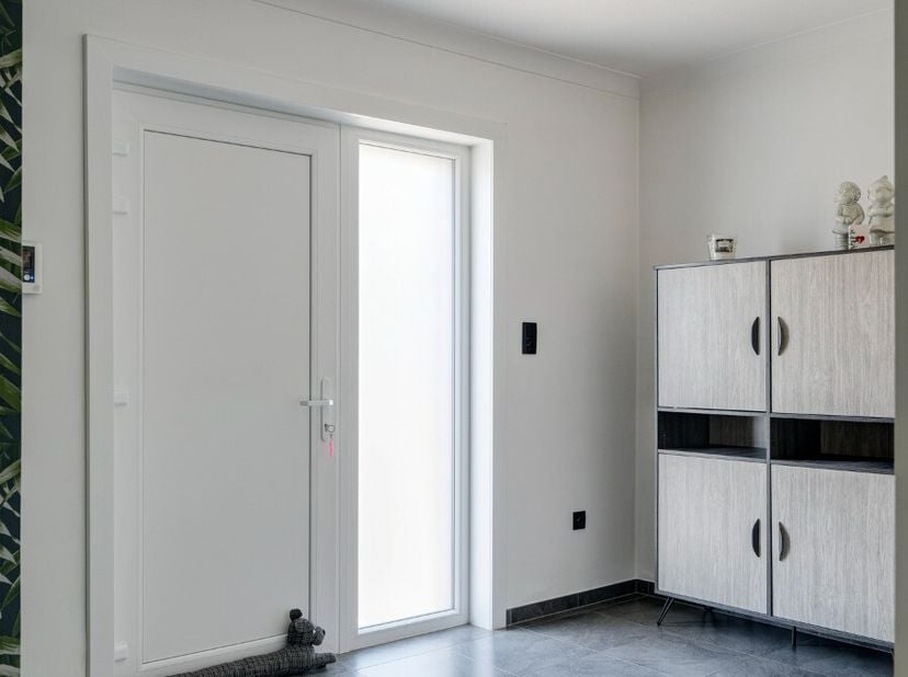 Instapklare gelijkvloerse woning met mooie tuin en tal van mogelijkheden dankzij de ruime garage-werkplaats, rustig en toch centraal gelegen in Sint-T