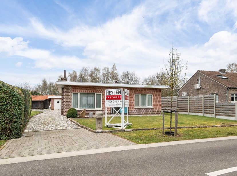 Deze woning, gebouwd in 1963, is gelegen op een ruim en uniek perceel. Doorheen de jaren werd ze met zorg onderhouden waardoor ze vandaag nog steeds e