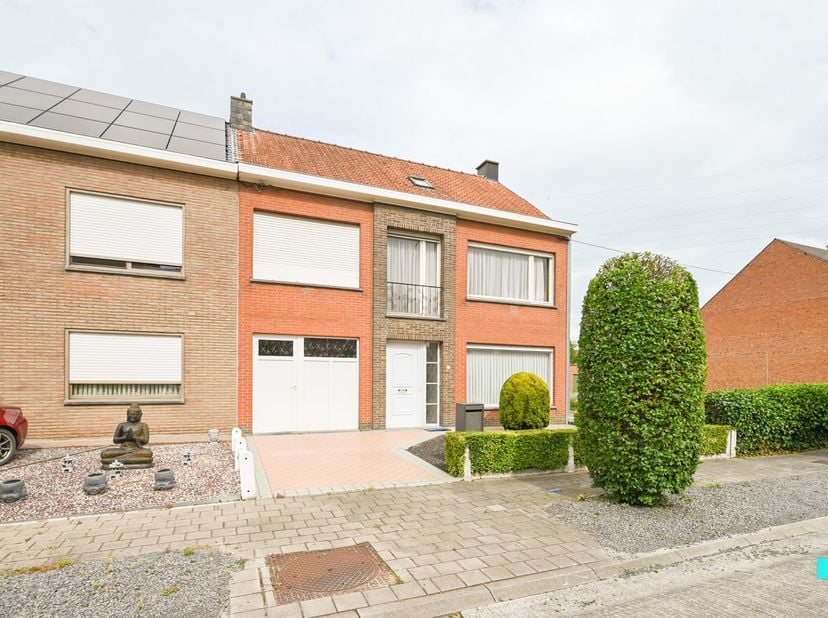 Ontdek deze ééngezinswoning met drie ruime slaapkamers en garage, gelegen op een oost gericht perceel van 407 m² en beschikkende over een bewoonbare o
