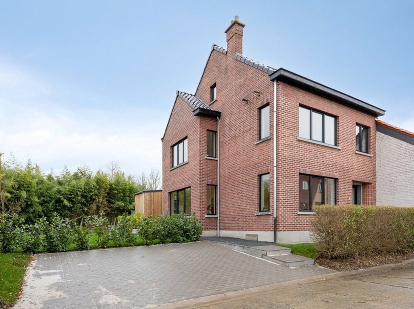 Deze volledig verbouwde woning in Meerbeke werd afgewerkt met kwalitatieve materialen en biedt een modern wooncomfort op een toplocatie op een perceel