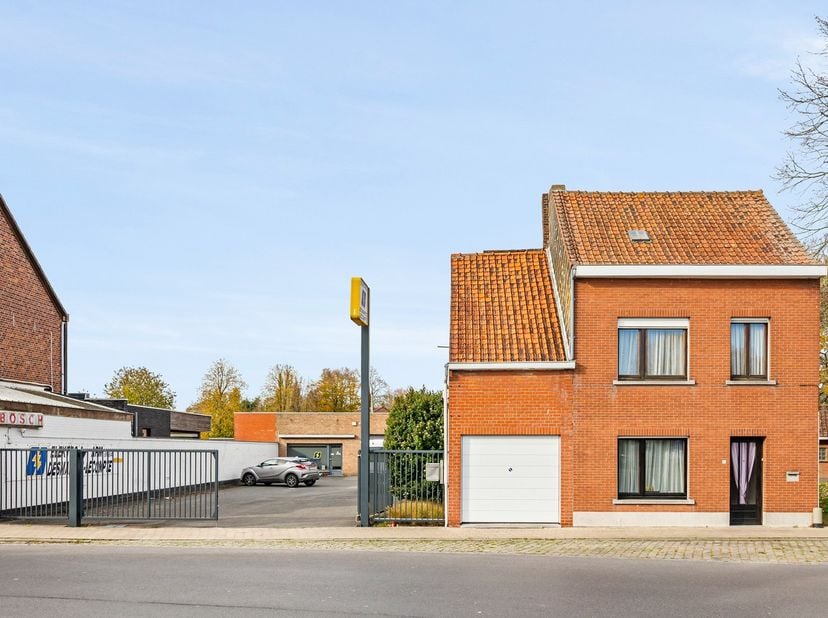 Deze veelzijdige eigendom combineert een ruime commerciële/opslagruimte met een aangrenzende, verhuurde gezinswoning, wat het een ideale investering m