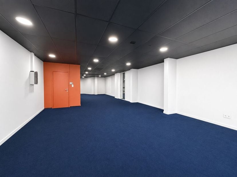 Bent u op zoek naar een strategisch gelegen handelspand met een uitstekende zichtbaarheid? Dit ruime commerciële pand van 139 m² bevindt zich op een t
