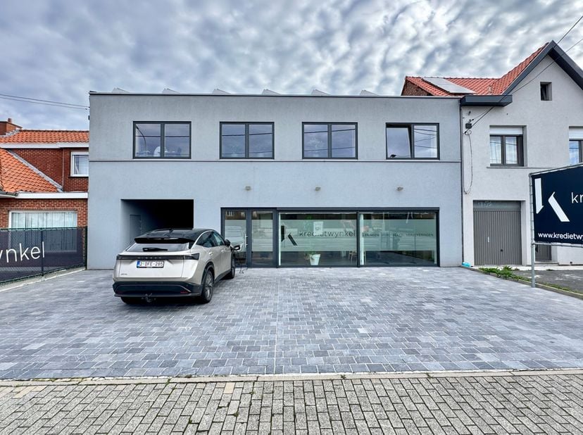 Découvrez ce bien polyvalent situé à un emplacement commercial de premier choix à Kuurne, idéal pour qui souhaite combiner habitation et activité prof