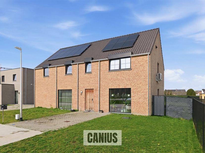INSTAPKLARE WONING MET 3 SLKS &amp; TUIN<br />
In het rustige &amp; groene Munsterbilzen, deelgemeente van de stad Bilzen-Hoeselt treffen wij de verkaveling M