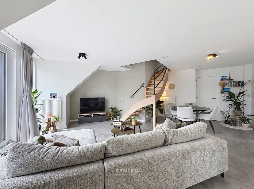 RECENT (°2022) centraal gelegen appartement met 2 slaapkamers en 2 badkamers, geschikt voor hoofdverblijf én als 2de verblijf!<br />
<br />
INDELING:<