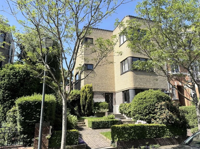 Onder Bod - Schaerbeek - Bloemenwijk - Barnes Brussels biedt u deze mooie modernistische villa met 3 gevels gebouwd in 1936 op een perceel van 3,73 ar