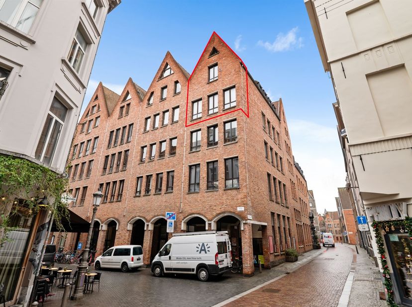 Journée portes ouvertes le samedi 14 mars de 15h30 à 16h30<br />
<br />
<br />
Appartement en contreplaqué à rafraîchir (93 m²) à Grote Markt<br />