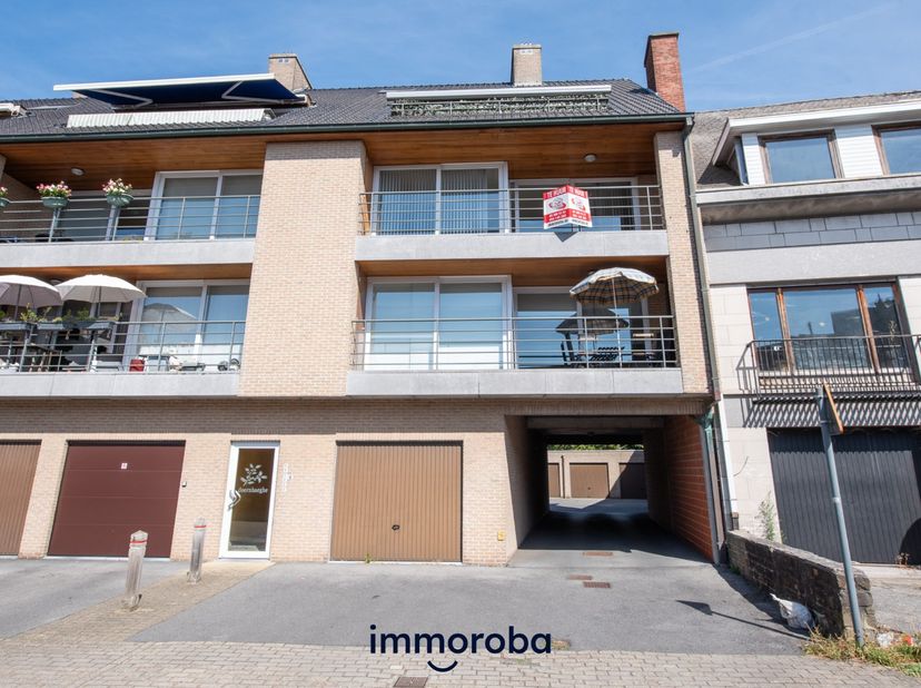 Het appartement is gelegen op de tweede verdieping en beschikt over een ruim terras waar je heerlijk van de zon kunt genieten. Bovendien is er een lif