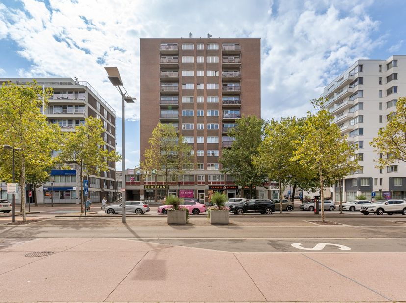 Topligging in het centrum van Genk! Dit lichtrijke appartement van 74 m² beschikt over 2 slaapkamers, een geïnstalleerde keuken en badkamer én een rui