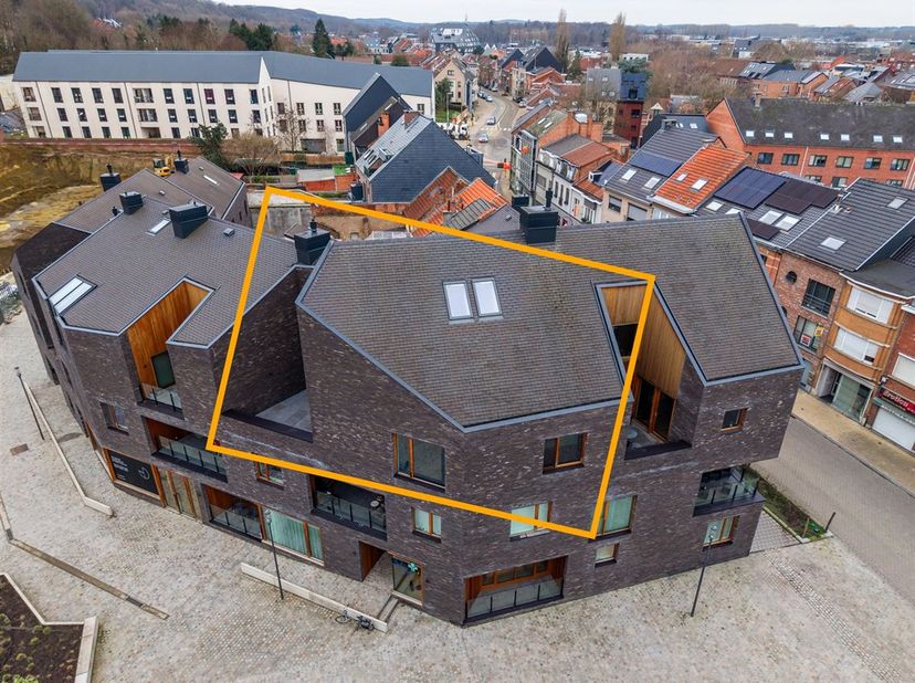 Exclusief appartement  met uitzonderlijk inpandig terras  is een architecturaal statement en meer dan terecht een penthouse te noemen. Gelegen op de 2