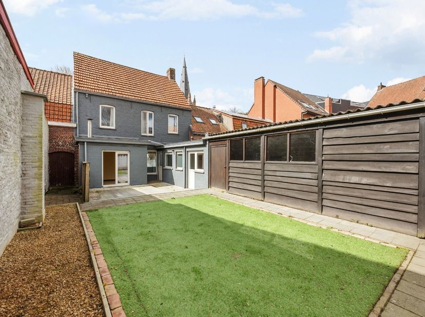- Emplacement idéal au centre de Dadizele: Remi-Dewittestraat 7<br />
- Juste en face du magnifique parc Mariënstede<br />
- Espace de vie lumineux<br