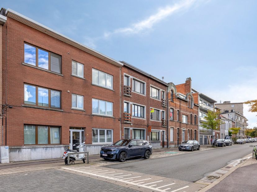 Op een gegeerde ligging in Merksem, met winkels, scholen, openbaar vervoer en belangrijke invalswegen binnen handbereik, bevindt zich dit verzorgde ge