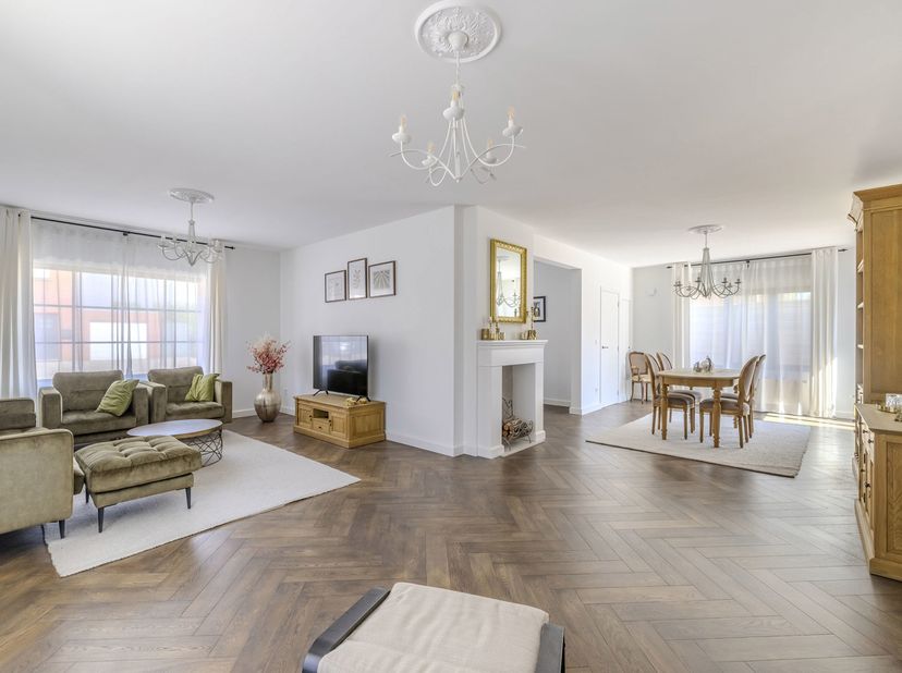 Ontdek deze gerenoveerde woning met een charmante tuin, gelegen aan de Rijkevorselseweg 57 in Beerse. De woning bevindt zich nabij de natuur en een gr