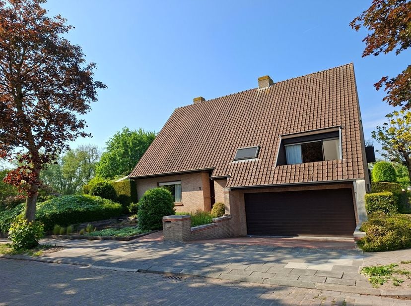 Deze ruime kwalitatief afgewerkte woning is ideaal gelegen op fietsafstand van het centrum van Brugge, vlak bij het AZ Sint-Lucas en diverse natuurgeb