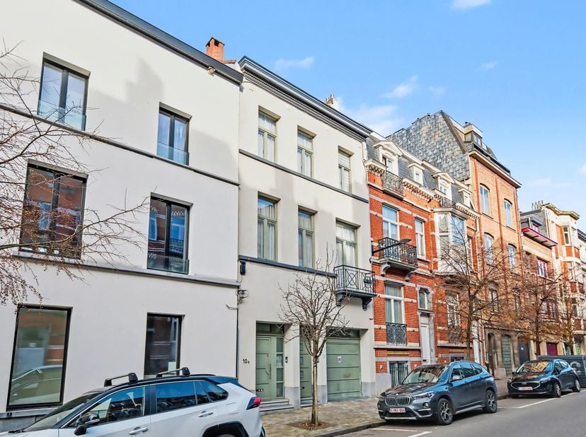 Dit prachtige huis is ideaal gelegen op een steenworp van het Flageyplein en de Étangs d'Elsene. Het ligt op een uitzonderlijke locatie in het hart va