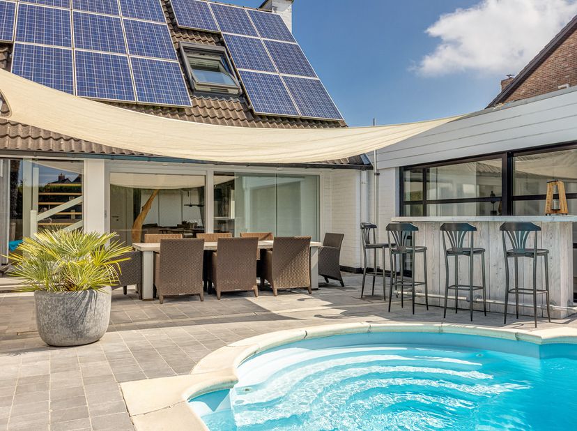 Algemeen<br />
Deze instapklare villa met een bewoonbare oppervlakte van circa 205 m² is gebouwd in 1986 door Wolfgang-Verraes, gekend voor zijn kwali