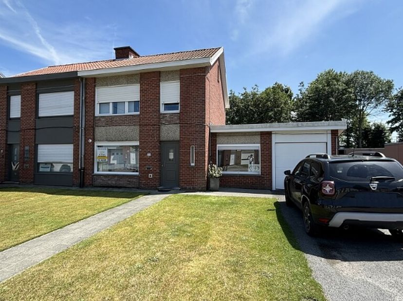 Comfortabele HOB met 3 slaapkamers, GARAGE en TUIN, rustig gelegen in een aangename residentiële woonwijk vlakbij het centrum van Lichtervelde.  **  D