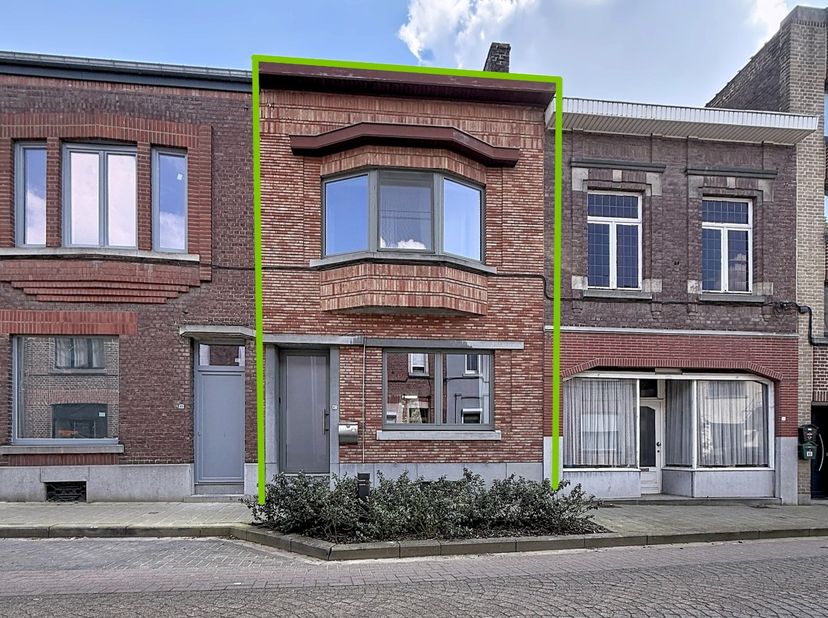 Deze prachtige rijwoning werd in 2019 volledig gerenoveerd (met uitzondering van de badkamer) en straalt daardoor een frisse, moderne uitstraling uit.