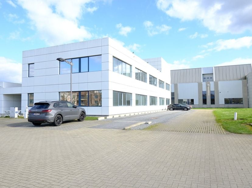 Gelegen op industriepark Ekkelgarden in Hasselt.  Gelegen  vlak bij de autosnelweg en op 2.5 km afstand van het station van Hasselt.<br />
<br />
Mode
