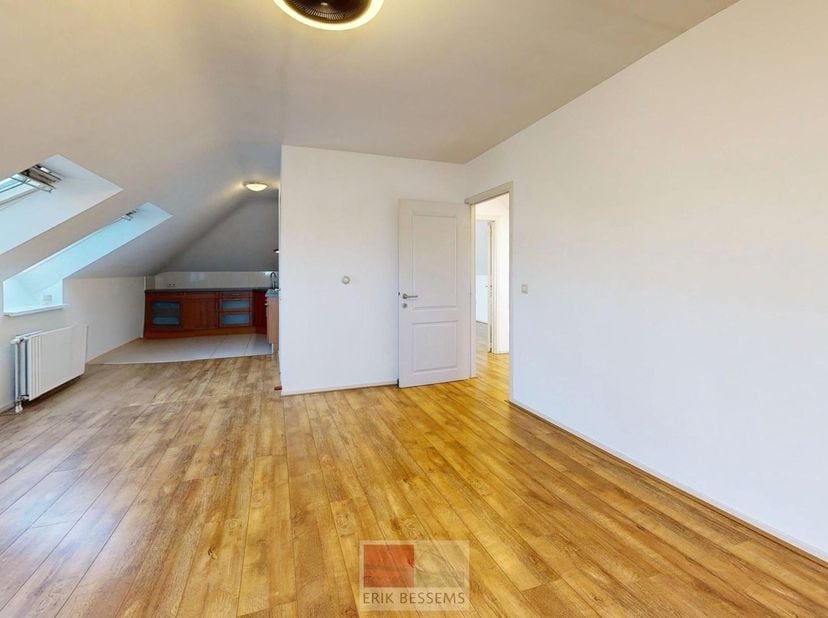 Gezellig 1-slaapkamer dakappartement met ruime leefruimte / open keuken ZONDER LIFT<br />
<br />
Op zoek naar een comfortabel appartement op een prakt