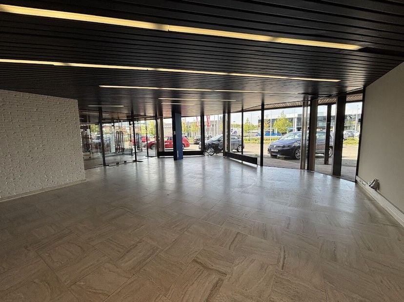 Propriété commerciale d'environ 120 m² à louer à Harelbeke.<br />
Les avantages de cette propriété commerciale:<br />
- Surface: 120 m², idéale pour d