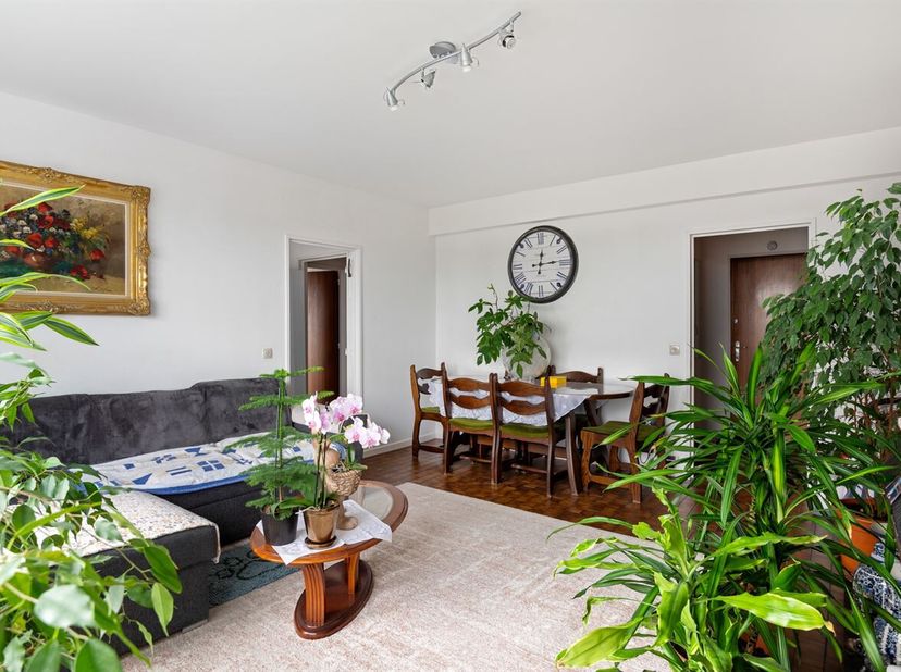 Instapklaar 2-slaapkamer appartement inclusief autostaanplaats<br />
 Ligging: Ontdek dit appartement op de 8e verdieping in de Wapenstilstandlaan. Me