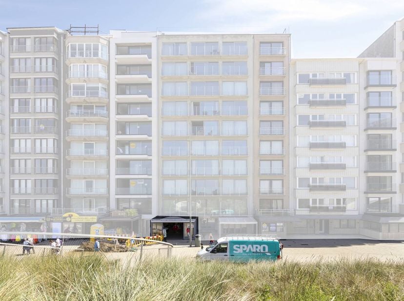 Bent u op zoek naar een commerciële toplocatie of een waardevolle vastgoedinvestering aan de kust? Dit uitzonderlijke handelspand van 150 m² in Reside