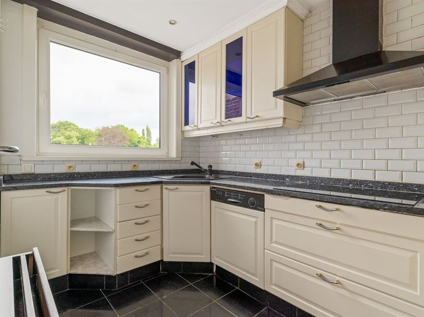 Op te frisse appartement met 2 slaapkamers en garagebox!<br />
Ligging: Gelegen op een centrale en vlot bereikbare locatie nabij winkels, scholen en o