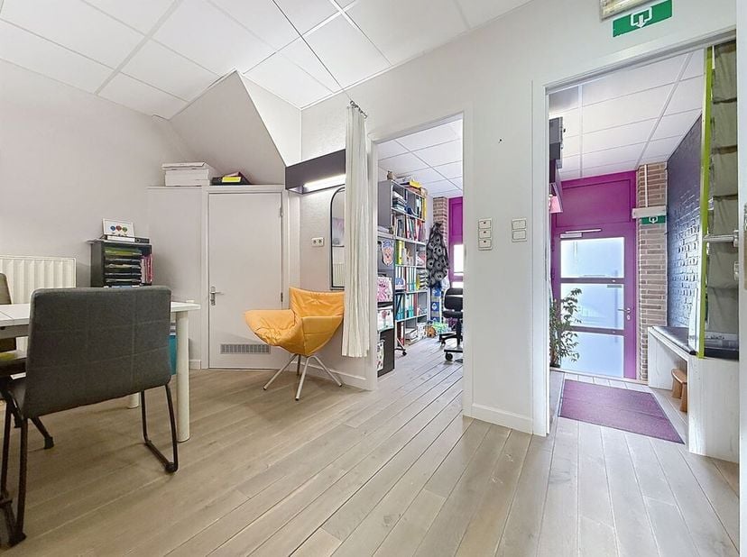 Surface commerciale de 50 m² comprenant une salle d'attente, un espace d'exploitation ainsi qu'un WC séparé.<br />
Le bien est équipé de châssis en do