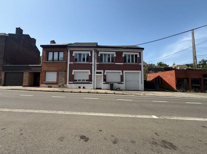L'agence SKYIMMO vous propose ce magnifique immeuble de rapport à Seraing. Ce bien, constitué de 3 appartements, est composé comme suit: <br />
SOUS-S