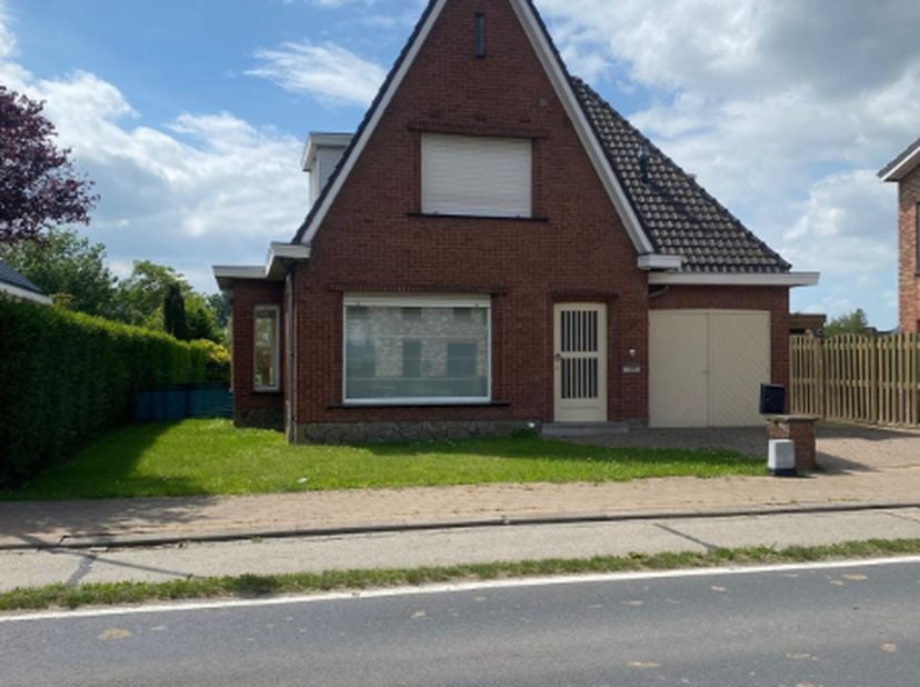 Je hebt de inkom, een living, een aparte keuken met berging, een badkamer met lavabo en douche en toilet.<br />
Er is een inpandige garage en nog een
