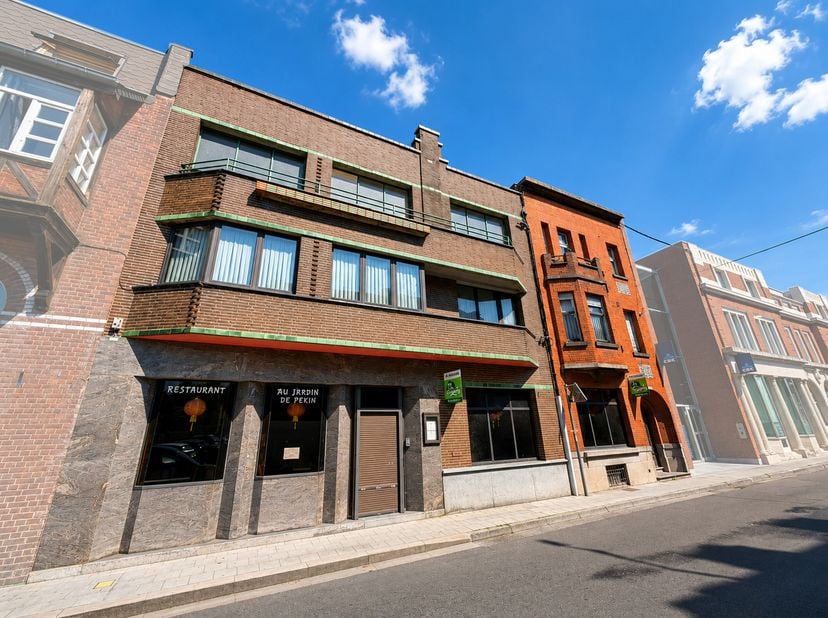 Immeuble mixte idéalement situé en plein centre-ville à deux pas de la Grand-Place de Mouscron offrant une surface habitable de 650m² !<br />
Au REZ :