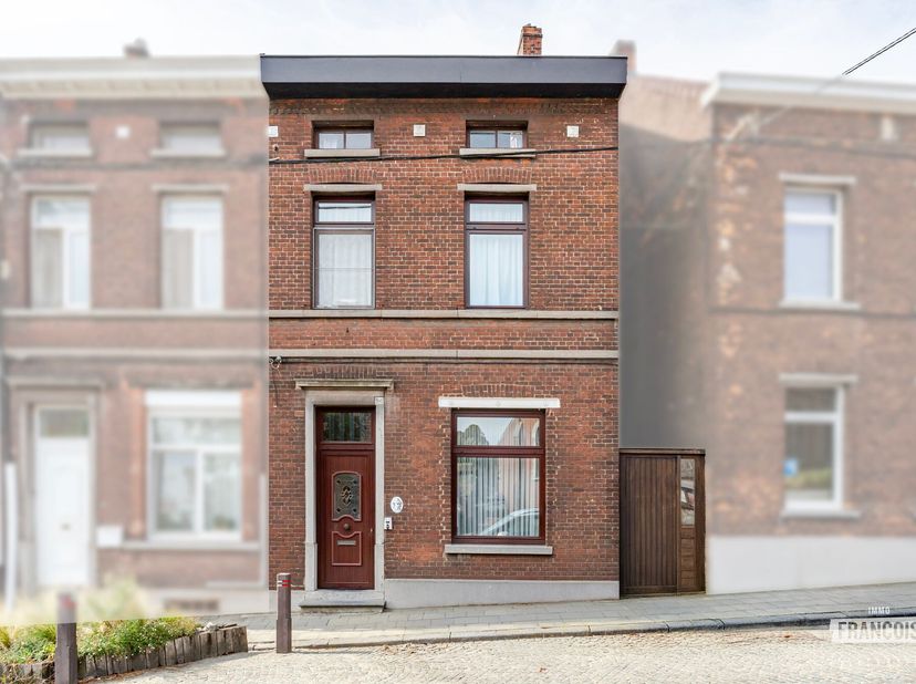 Op zoek naar een ruime op te frissen woning met karakter, een aangename tuin en alle voorzieningen vlakbij? Deze 3-gevelwoning in Clabecq, Tubize, bie