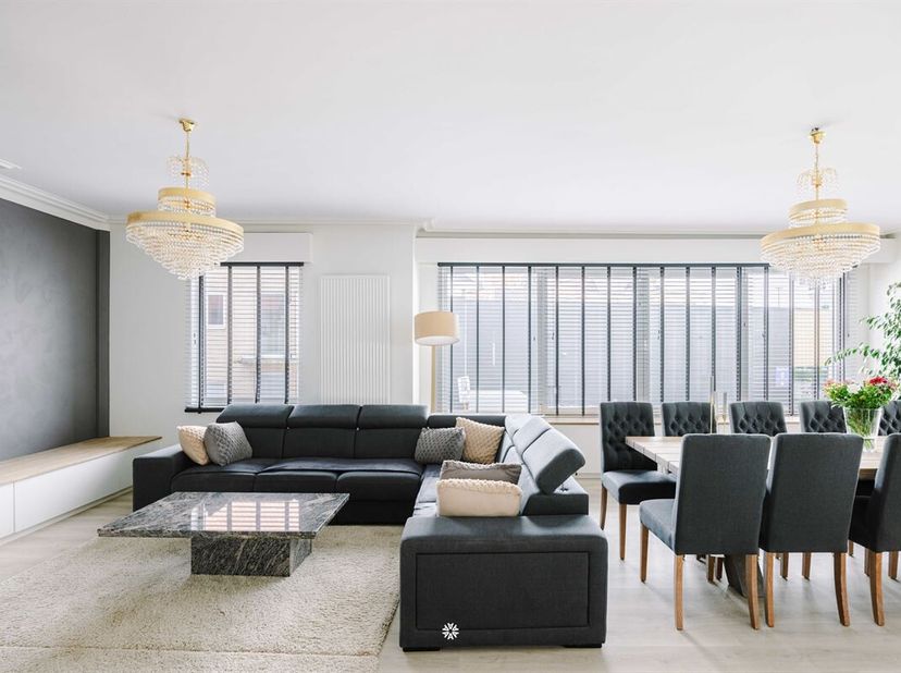 Bent u op zoek naar ruimte, comfort en een uitstekende ligging? Dan zal dit volledig gerenoveerde appartement u ongetwijfeld weten te bekoren. Hier ge