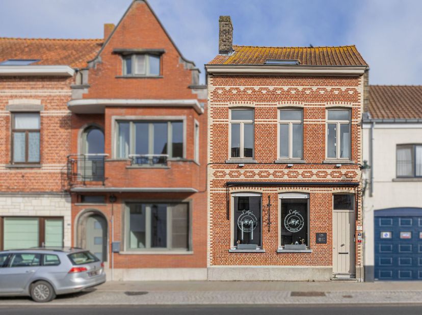 Ce commerce exceptionnel se trouve dans le charmant village de Lissewege, l'un des villages les plus pittoresques de Flandre. Grâce à son emplacement
