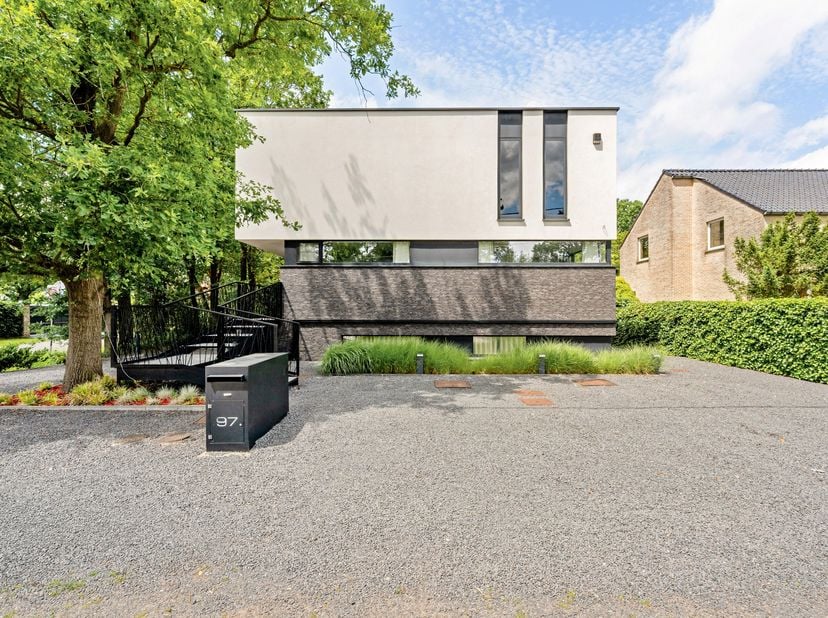 Deze prestigieuze en multifunctionele designvilla combineert vandaag een succesvolle uitbating als luxueuze B&amp;B en restaurant met een uitzonderlijke w