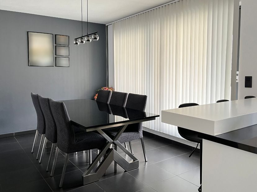Un appartement moderne et chaleureux de deux chambres, situé en plein cœur de Zolder. À proximité immédiate des supermarchés, d'une boulangerie, de ph