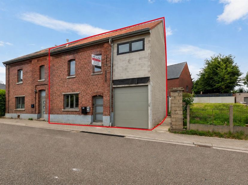 Halfopen woning met garage en zuidwestgerichte tuin<br />
Op zoek naar een woning met ruimte en potentieel? Dan is deze halfopen bebouwing op een perc