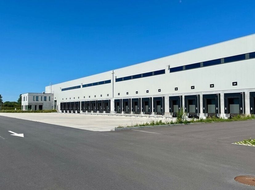 Entrepôt de 7323m² avec possibilité de bureaux<br />
Emplacement : dans la zone logistique maritime du port de Zeebrugge, à proximité du terminal à co