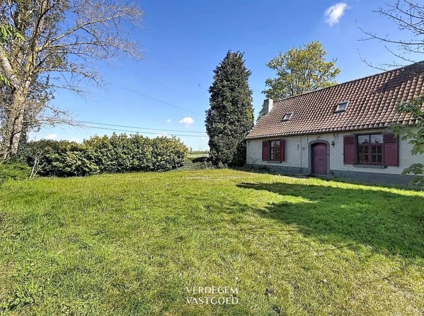 Ligging<br />
Deze hoeve situeert zich in een groen buitengebied van Evergem-Sleidinge, toch ben je meteen in het dorp, aan het station richting Gent