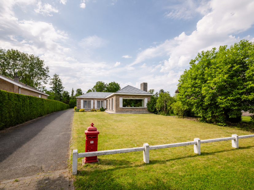 Een unieke woning met potentieel voor wie exclusief wil wonen in een groene en rustige omgeving nabij Gent!<br />
LIGGING<br />
Gelegen in een doodlop