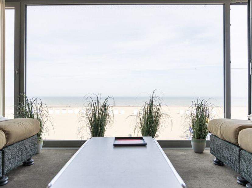 Opportunité unique à un emplacement de premier choix ! Cet appartement meublé de 3 chambres est situé au 3e étage de la digue à Oostduinkerke et offre