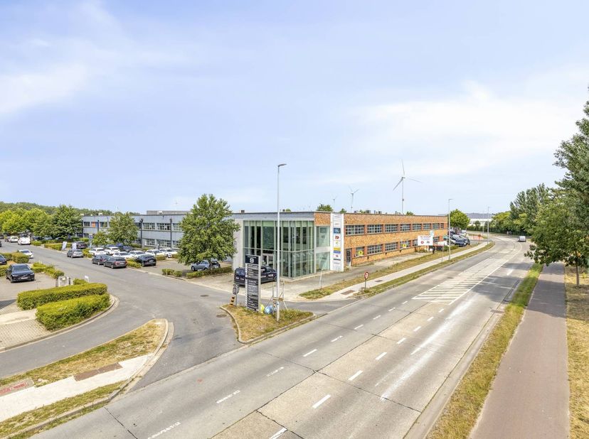 Logistieke unit (1.903 m²) met 2 laad- en loskades + 1 poort en instapklare kantoren (1.832m²) zichtbaar gelegen langs de Pathoekeweg.<br />
<br />
Id