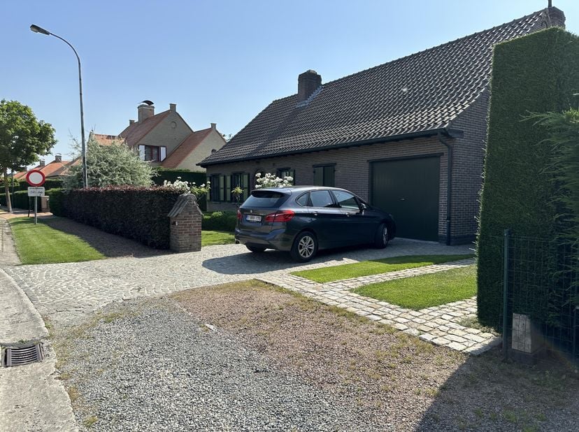 INSTAPKLARE perfect onderhouden open bebouwing ( op een perceel van 750 m² ) met 2 slaapkamers ( waarvan één met ingemaakte dressing ) en mooie tuin i