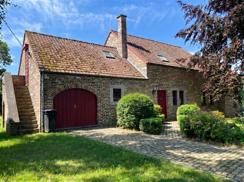 Dans le charmant village de Deigné, une spacieuse villa sur un terrain de 2137m2 disposant. Ce bien bénéficiant de quatre chambres, se caractérise par